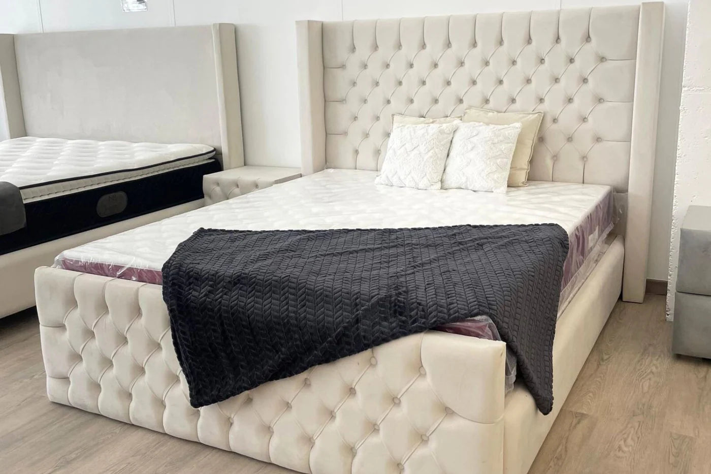 Cadre De Lit CLOUTE BIANCA - Velours capitonné